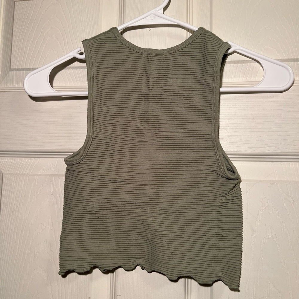 Cropped Ribbed Stretchy Tank - Picture 2 of 3